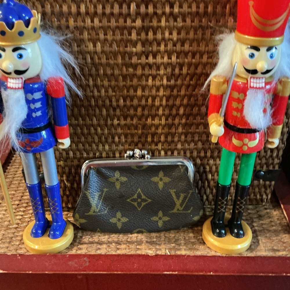 Authentic Rare Vintage LOUIS VUITTON 1970s Kisslock Saks 5th Ave Mono Coin Purse - Picture 3 of 13